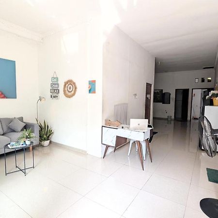 Homey Guesthouse Kertajaya Surabaya Esterno foto
