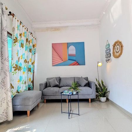 Homey Guesthouse Kertajaya Surabaya Esterno foto